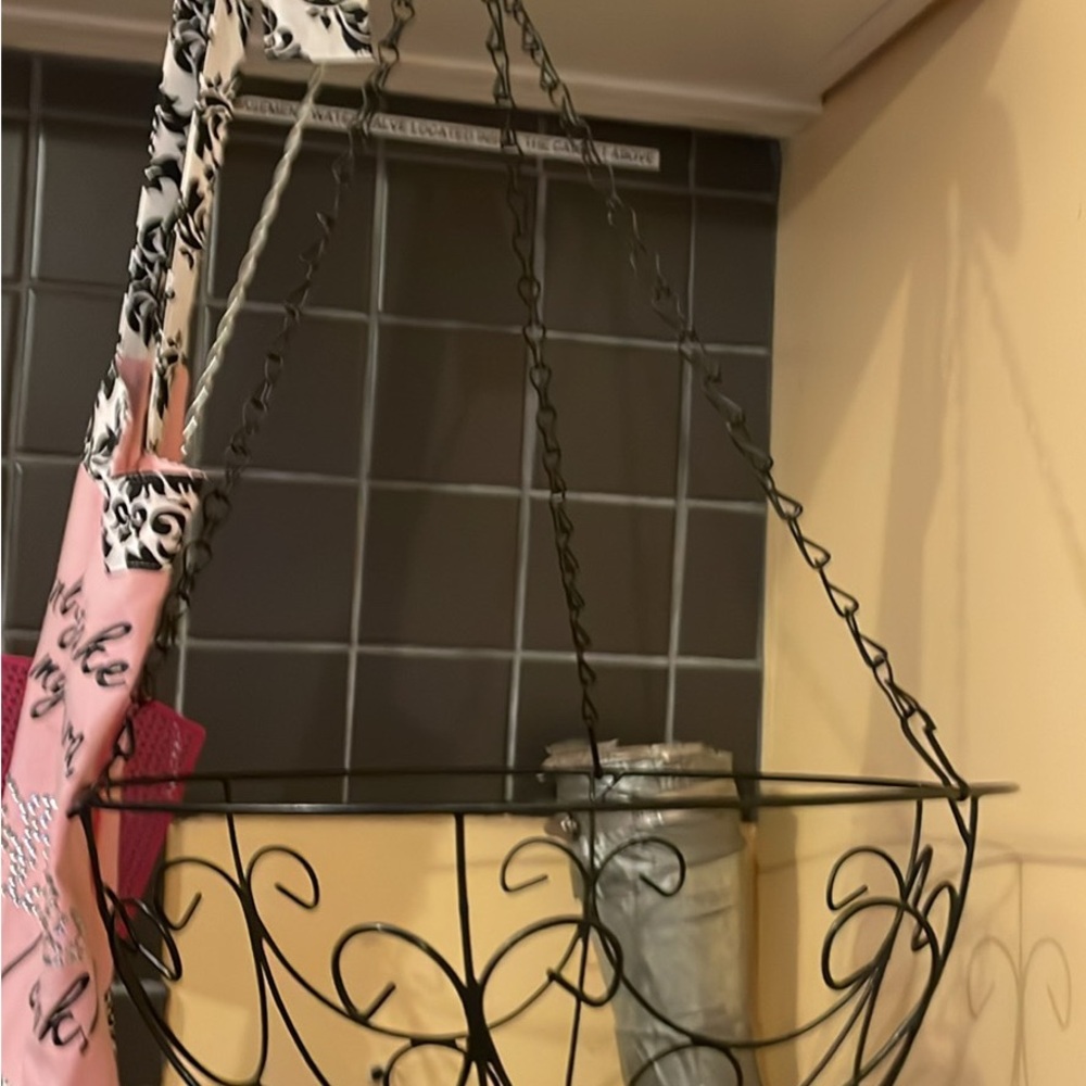 ❌❌SOLD❌❌ Black Metal Hanging Basket